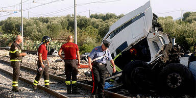 Hochgeschwindigkeits-Zug rast in Lkw 