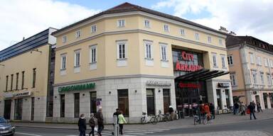 Verwirrte attackierte Frau mit Messer