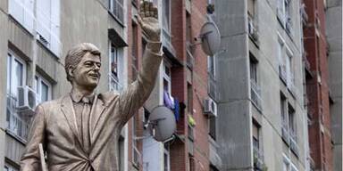 clinton_bill_statue_pristin