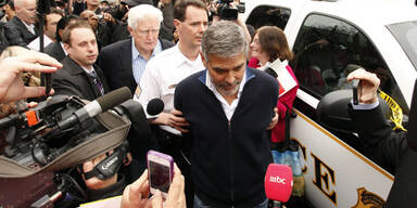 George Clooney in Handschellen abgeführt