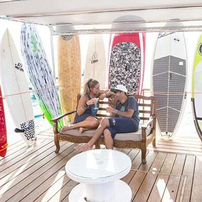 Pizzeria schwimmt mitten im Pazifik