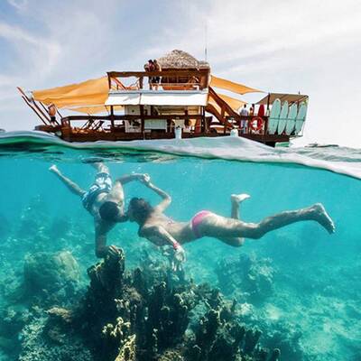 Pizzeria schwimmt mitten im Pazifik