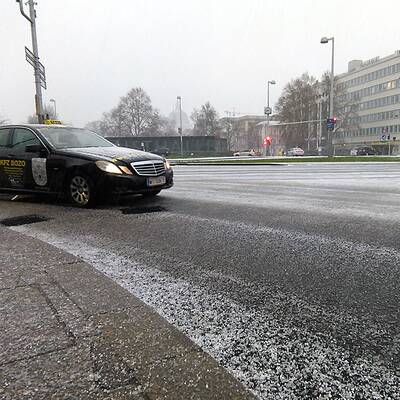 Planenanhänger wurde auf der B17 in Traiskirchen-Möllersdorf auf die Badener Bahn geschleudert