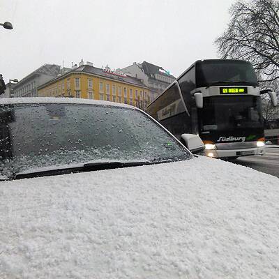 Planenanhänger wurde auf der B17 in Traiskirchen-Möllersdorf auf die Badener Bahn geschleudert
