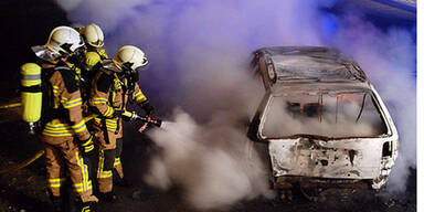 Abgestelltes Unfallfahrzeug ging in Flammen auf