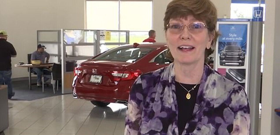 22 km zu Fuß: Paar schenkt Kellnerin Auto