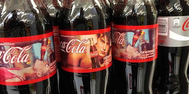 Nackter Hintern auf Coca Cola-Flaschen