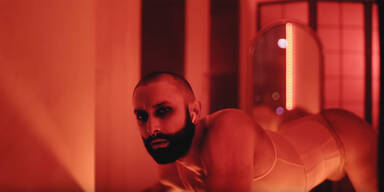 Conchita: Rotlicht und Nackt-Po im neuen Video