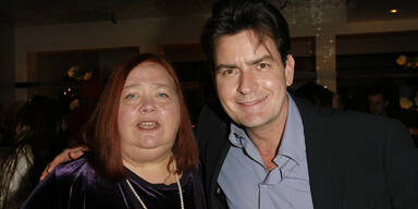"Berta" aus "Two and a Half Men": Conchata Ferrell mit Charlie Sheen