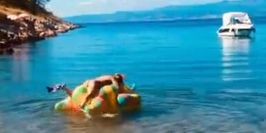 Conchita zieht vor hei&szlig;en "Wasserspielen" blank