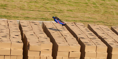 Brite springt ohne Fallschirm aus Heli