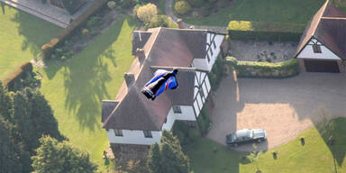 Brite springt ohne Fallschirm aus Heli