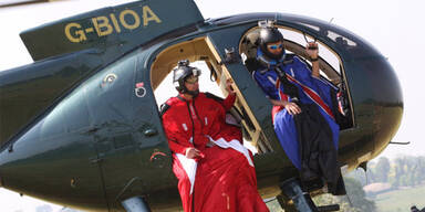 Brite springt ohne Fallschirm aus Heli