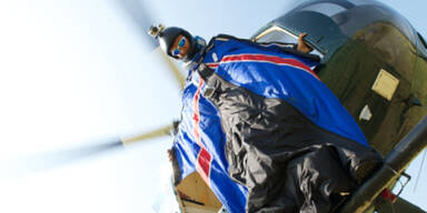 Brite springt ohne Fallschirm aus Heli