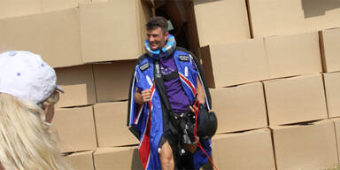 Brite springt ohne Fallschirm aus Heli