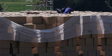 Brite springt ohne Fallschirm aus Heli