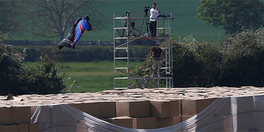 Brite springt ohne Fallschirm aus Heli