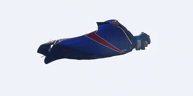 Brite springt ohne Fallschirm aus Heli