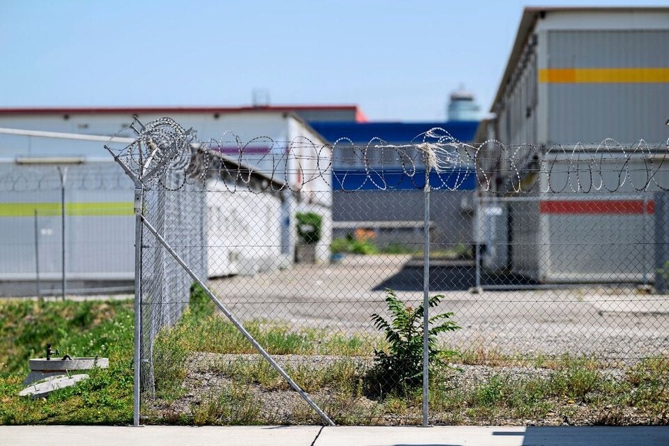 Bundesbetreuungsstelle für Flüchtlinge in Schwechat: Hier kommen Asylwerber ab 12. Juni in Container-Haft.