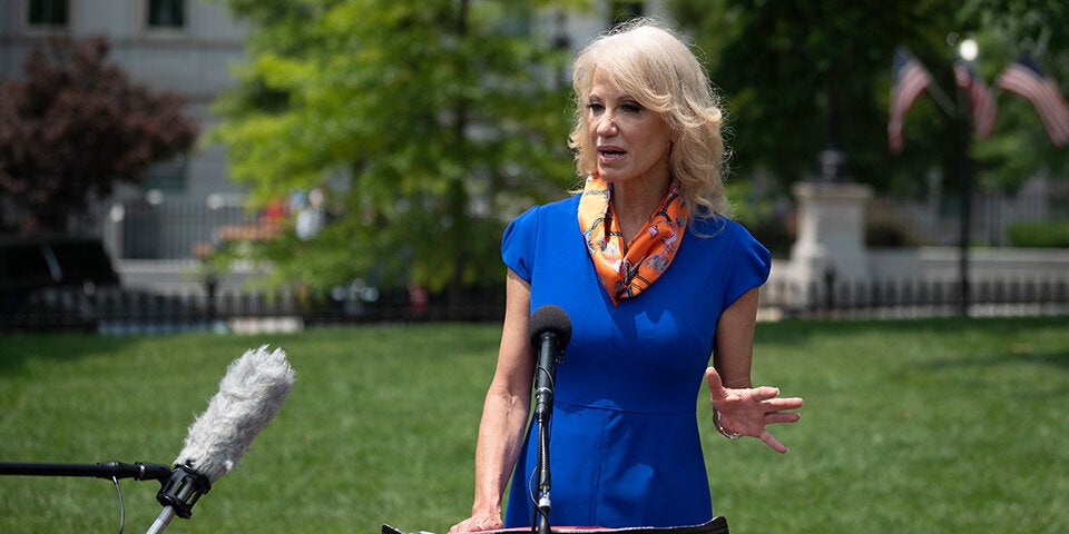 Trump-Beraterin zwingt Tochter, Social-Media-Accounts zu löschen