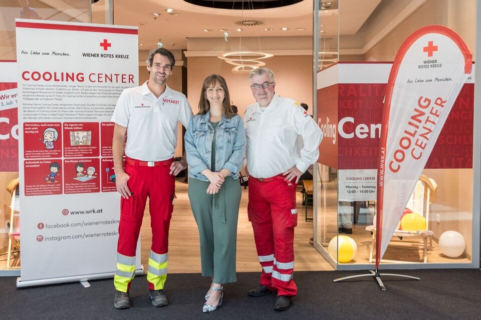 Eröffnung Cooling Center (v.l.n.r.): Stv. Chefarzt und ärztlicher Leiter Rettungsdienst des Wiener Roten Kreuz Dr. Lukas Infanger, HUMA ELEVEN Center-Managerin Sabine Dreschkay, Stv. Landesrettungskommandant des Wiener Roten Kreuz Andreas Lachner-Zenker