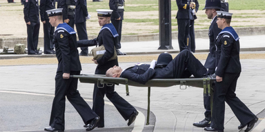 Polizist kollabiert vor Westminster Abbey