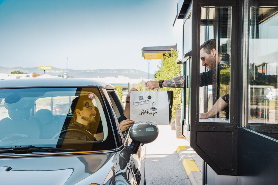 Burgerlokal serviert Besitzern von E-Autos gratis Burger
