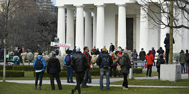 Corona-Demos: "Friedliche" Versammlung im Volksgarten