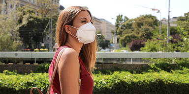 Corona Fr&uuml;hling Frau Maske