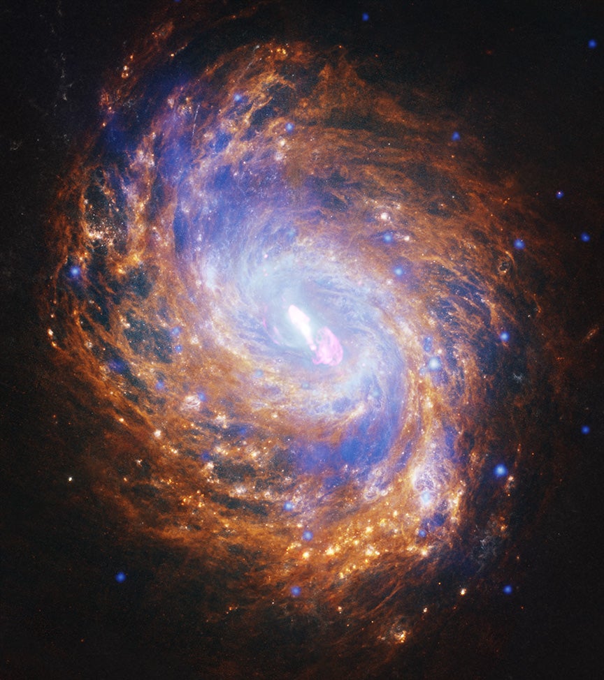 NGC 1068 – eine aktive Galaxie. In ihrer Mitte befindet sich ein Schwarzes Loch. Aus dieser Region bläst heißes Material mit einer Geschwindigkeit von rund 1,6 Millionen Kilometern pro Stunde ins All. 