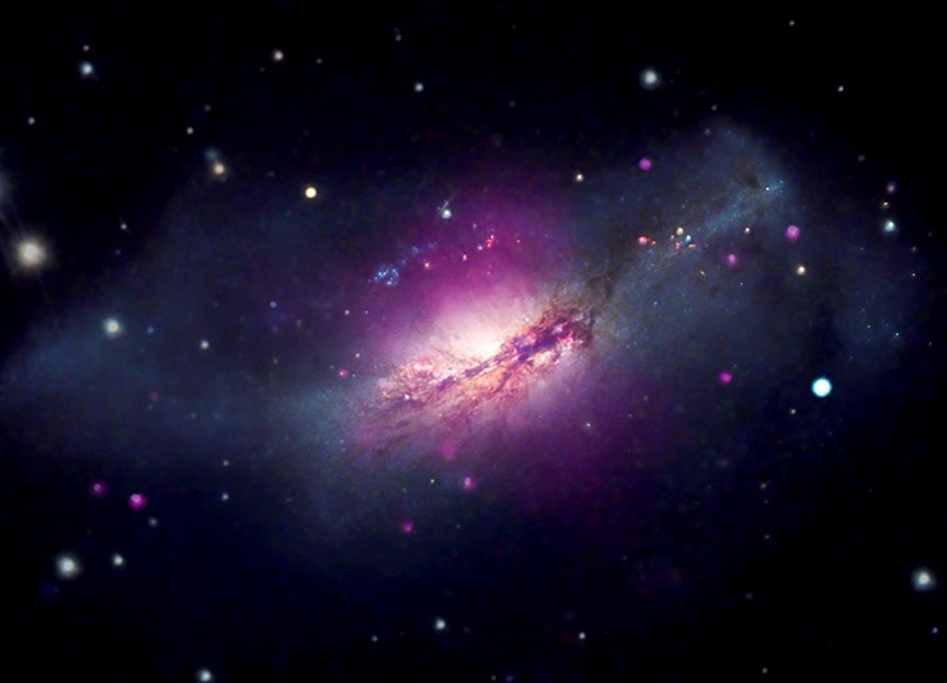 NGC 2146 – eine Spiralgalaxie, die Überreste von Supernovae und starke Sternenwinde zeigt. 