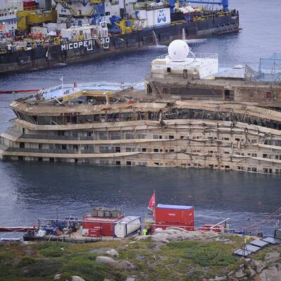Costa Concordia aufgerichtet