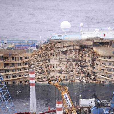 Costa Concordia aufgerichtet