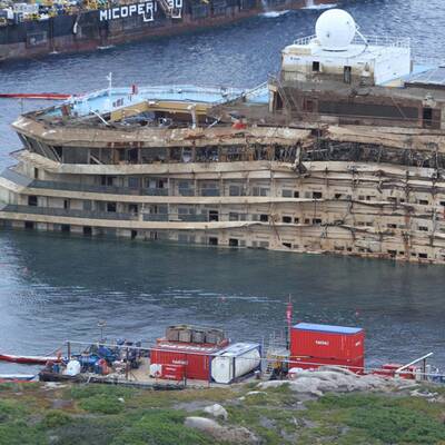 Costa Concordia aufgerichtet