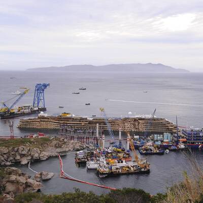 Costa Concordia aufgerichtet