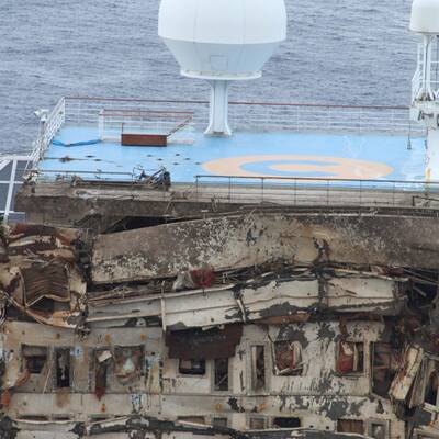 Costa Concordia aufgerichtet