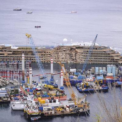 Costa Concordia aufgerichtet