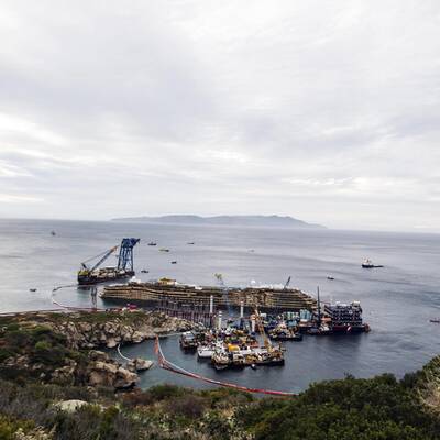 Costa Concordia aufgerichtet