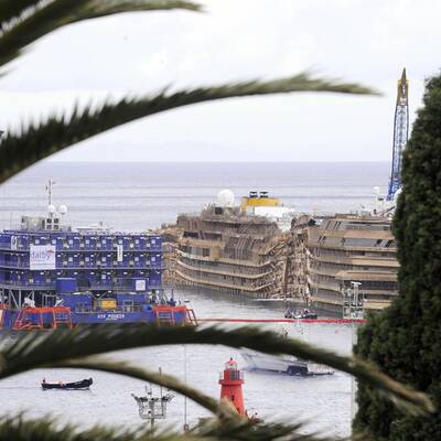 Costa Concordia aufgerichtet