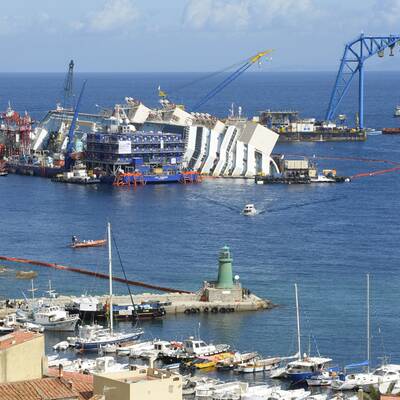  Der Rumpf konnte etwas mehr als ein Meter bereits aufgerichtet werden.