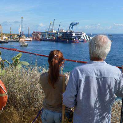  Der Rumpf konnte etwas mehr als ein Meter bereits aufgerichtet werden.