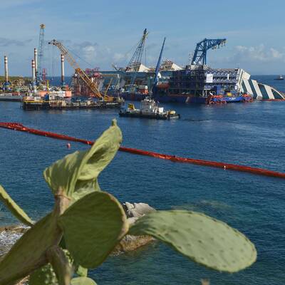  Der Rumpf konnte etwas mehr als ein Meter bereits aufgerichtet werden.