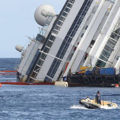  Der Rumpf konnte etwas mehr als ein Meter bereits aufgerichtet werden.