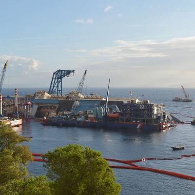  Der Rumpf konnte etwas mehr als ein Meter bereits aufgerichtet werden.