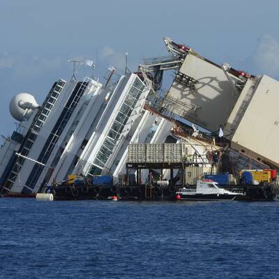  Der Rumpf konnte etwas mehr als ein Meter bereits aufgerichtet werden.
