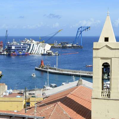  Der Rumpf konnte etwas mehr als ein Meter bereits aufgerichtet werden.