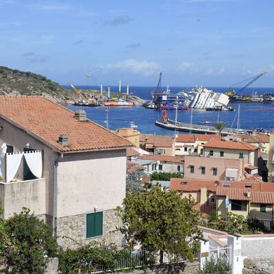  Der Rumpf konnte etwas mehr als ein Meter bereits aufgerichtet werden.