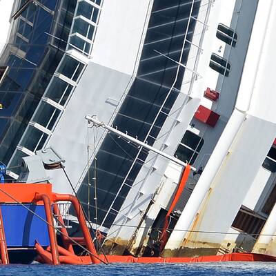  Der Rumpf konnte etwas mehr als ein Meter bereits aufgerichtet werden.