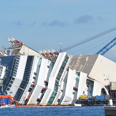  Der Rumpf konnte etwas mehr als ein Meter bereits aufgerichtet werden.