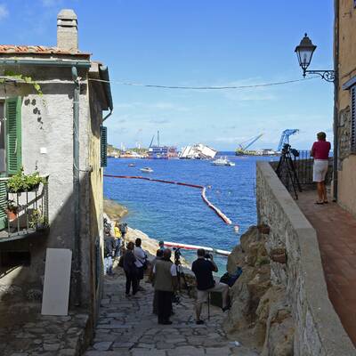  Der Rumpf konnte etwas mehr als ein Meter bereits aufgerichtet werden.